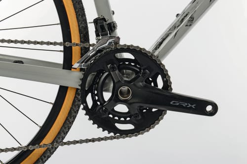 Die GRX-Gruppen von Shimano sind speziell für Gravelbikes entwickelt. Im Gegensatz zu SRAM lassen sich die GRX-Schaltungen von Shimano mit zwei Kettenblättern und Umwerfer fahren.