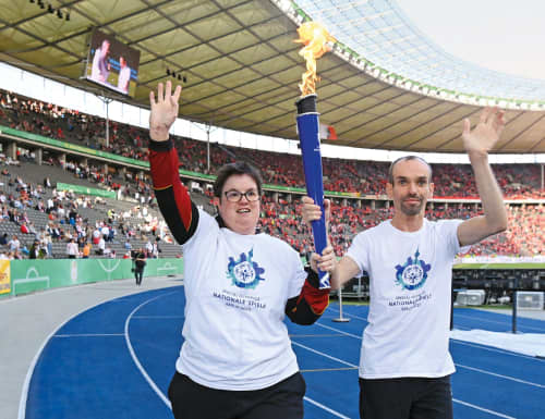   Werbe-Fackellauf für die Special Olympics: Kanutin Juliana Rößler und Robert Herberg 