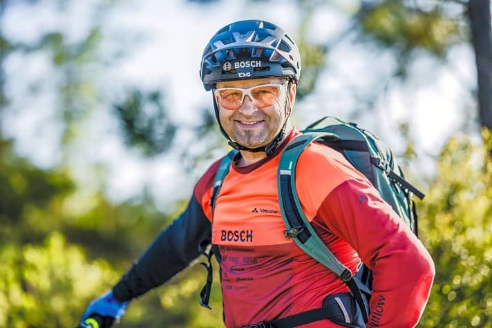 Seit der Gründung des EMTB-Magazins ist er unser Uphill-Flow-Experte: Stefan Schlie. Die neue dreiteilige Fahrtechnik-Serie mit How-to-Videos erklärt den Umgang mit dem E-MTB von den Grundlagen bis hin zu den Moves der Profis.