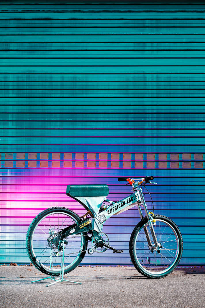 Halb MTB, halb Motorrad: Das 1996er Worldcup-Bike von Downhill-Star Regina Stiefl, ein Vario DH mit Sticker von Stiefl’s Sponsor. Das heiße Teil gehört heute einem Sammler.