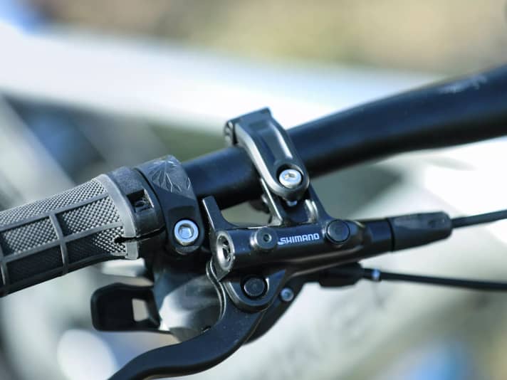 Nicht kompatibel: Die Klemme des Sram-Shifters passt nicht in die Aussparung des Shimano-Bremshebels.