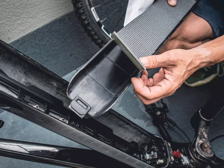 Die Akku-Abdeckung kann man auch von innen mit dünnen Matten bekleben.