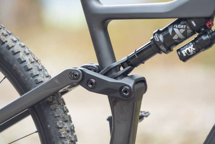 Das Besondere der Focus-Kinematik war in den letzten Jahren eine komplizierte, mehrfach umgelenkte Dämpferanlenkung. Aus Gewichtsgründen wurde das System für das Jam SL-Bike deutlich vereinfacht und schlanker gestaltet.