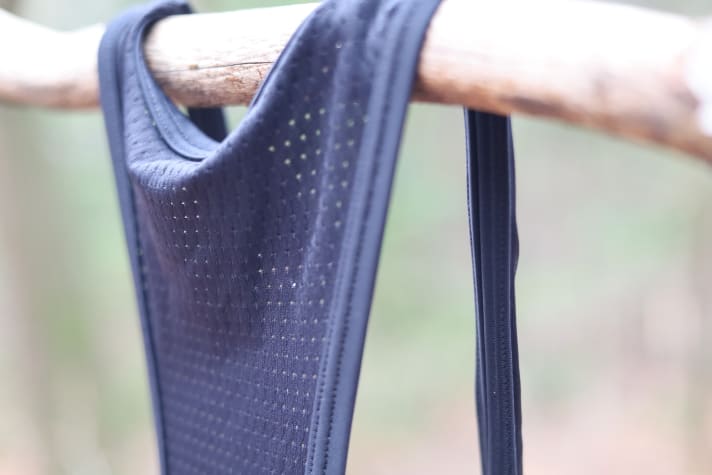 An den Trägern der Schöffel Skin Pants Bib 8h M sorgt dünnes Mesh-Gewebe für eine sehr gute Belüftung.