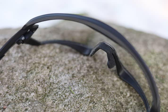 Der Nasenbügel der Uvex MTB-Brille lässt sich einfach zurechtbiegen und so an verschiedene Nasenformen anpassen.