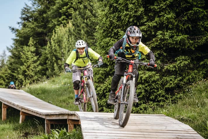   In Nauders/Reschen laden Holger Meyer und Sohn Lois ein. Neben Ausfahrten auf den Trails gibt es Side-Events und BBQ. Männersachen eben. <a href="https://www.dierasenmaeher.de/" target="_blank" rel="noopener noreferrer nofollow">www.dierasenmaeher.de</a>