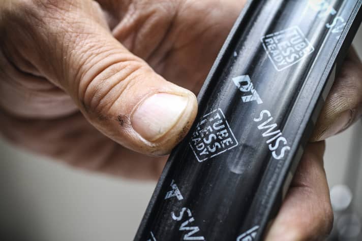   Es kann losgehen: Die Kennzeichnung Tubeless Ready ist auf dem Felgenband vermerkt.