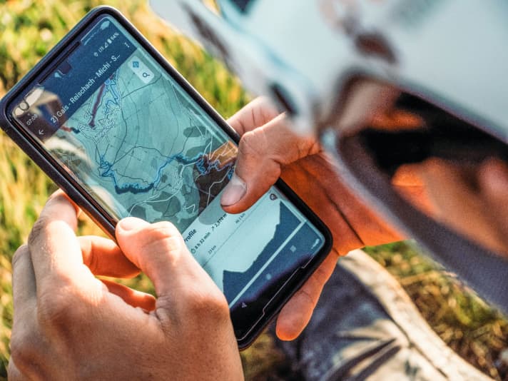   Wegweiser: Wir zeigen alle Vor- und Nachteile von Navigations-Apps wie Outdooractive, Komoot und Co. Ab Seite 110