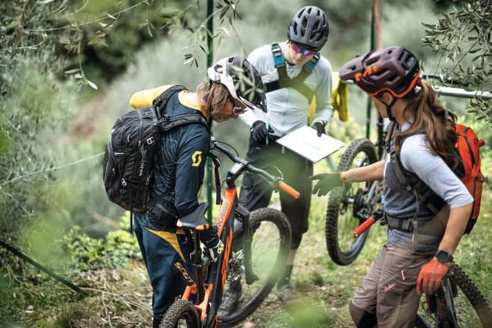   Test 2019: E-Touren-Fullys: Breit gefächert: Trotz ähnlichen Voraussetzungen decken die Test-Bikes ein großes Spektrum ab. Vom gemäßigten Tourer bis zum sportlichen Trail-Flitzer.
