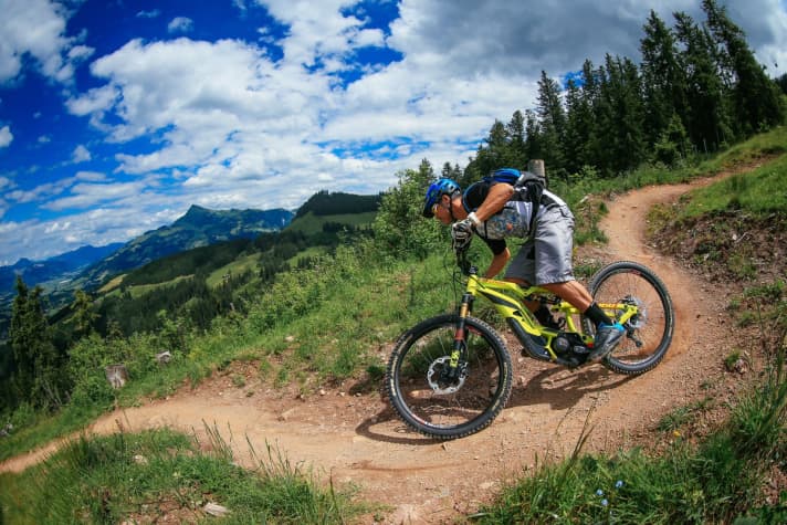   Kompakte Geometrie: Kurze Kettenstreben, tiefer Schwerpunkt – in engen Kurvenfolgen lässt sich das Moterra LT schnell umlegen. Die Downhill-Reifen-Kombi und das satte Fox-Fahrwerk geben bergab Sicherheit. 