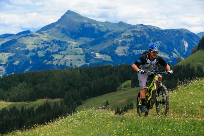   Mit dem Bosch Performance CX verfügt das Moterra über einen kraftvollen Antrieb. Das Cockpit fällt angenehm tief aus, trotzdem ist in steilen Uphills Feingefühl gefragt, damit die Front nicht steigt.