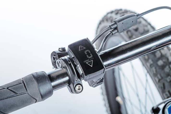   Dezent: Bosch bietet zwei recht große Standardbildschirme für den Lenker. Specialized verzichtet auf ein Zentralinstrument und verlegt alle Anzeigen seitlich an den Akku. Rotwild packt die Infos kurzerhand in den Daumenschalter. Dezent, aber weniger ergonomisch wie Bosch.