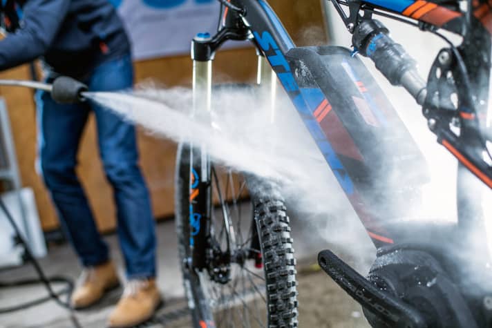 Nie, nicht und niemals: Ob E-Bike oder MTB ohne Motor, der Dampfstrahler richtet mehr Schaden an als er nutzt - vor allem kann er die Elektrik schwer schädigen.