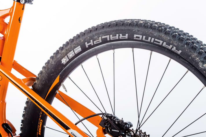   Das kostet das Conway wertvolle Punkte: Der Pannenschutz fällt mit diesen dünnen Karkassen ins Bodenlose. An 22-Kilo-E-Moun­tainbikes braucht man Reifen mit Grip und Sicherheit dringender als optimierten Rollwiderstand. 