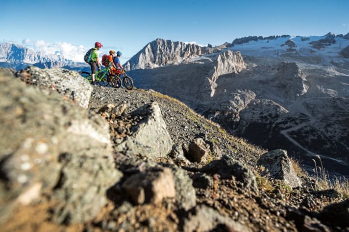   Hochalpine Touren mit langen, steilen Anstiegen erfordern eine besonders ökonomische Fahrweise. Da heißt es: Selbst reintreten, was die Beine hergeben. 