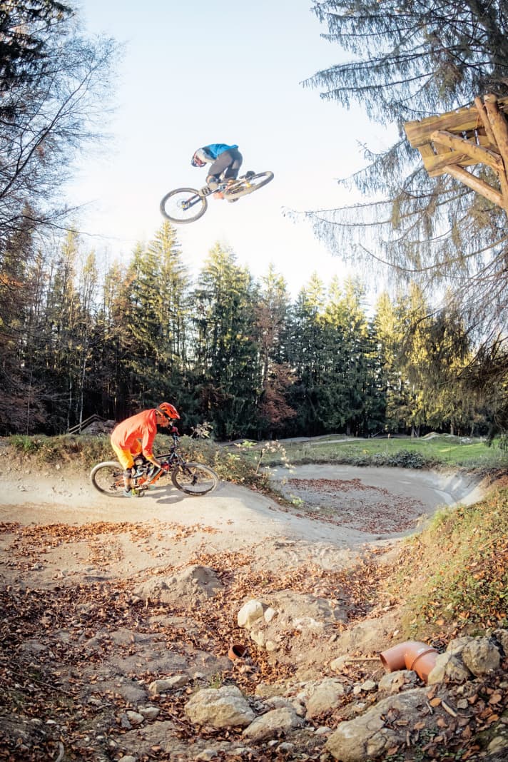   Ausloten der Extreme: Ob jemand mit einem E-MTB schon einmal solche Drops gesprungen ist? Dieses Testfeld beweist jedoch eindrucksvoll: Es geht. Und zwar besser, als die Freerider-erprobte Testcrew gedacht hätte.