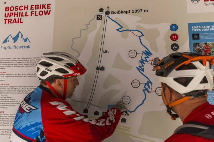   Trailbauer Diddie Schneider zeigt auf der Karte an der Geißkopf-Talstation des Wegverlauf.