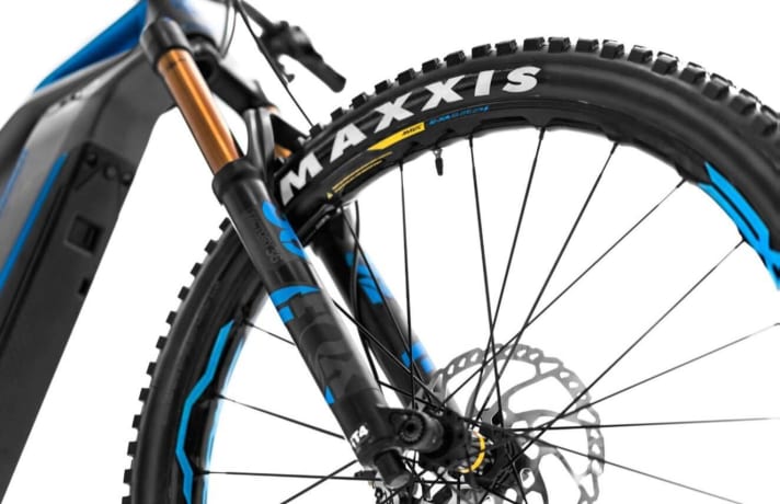   Die Maxxis-Reifen drehen sich am Topmodell um die neuen Mavic E-XA Elite UST-Laufräder mit 40er-Maulweite.