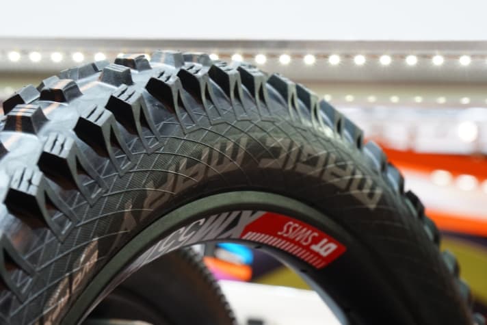   Eine echte Wuchtbrumme ist der Magic Marry in 2,8 Zoll Breite von Schwalbe. Der Reifen wird wohl hauptsächlich an E-Bikes zu finden sein – wer den ultimativen Grip sucht, wird auch ohne Motor mit dem Breitreifen liebäugeln. Gibt´s in zwei verschiedenen Gummimischungen. Gewicht: 1050 Gramm (Herstellerangabe).