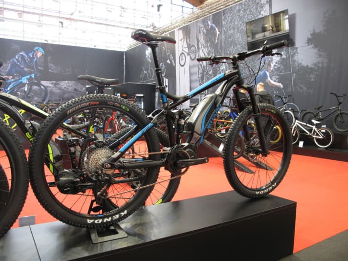   Das Shift Plus von Haro kommt mit Shimano Steps-Motor, Shimano XT-Schaltung und Rock Shox-Fahrwerk daher. Ein 140-Millimeter-Fahrwerk und breite Reifen spenden Komfort.