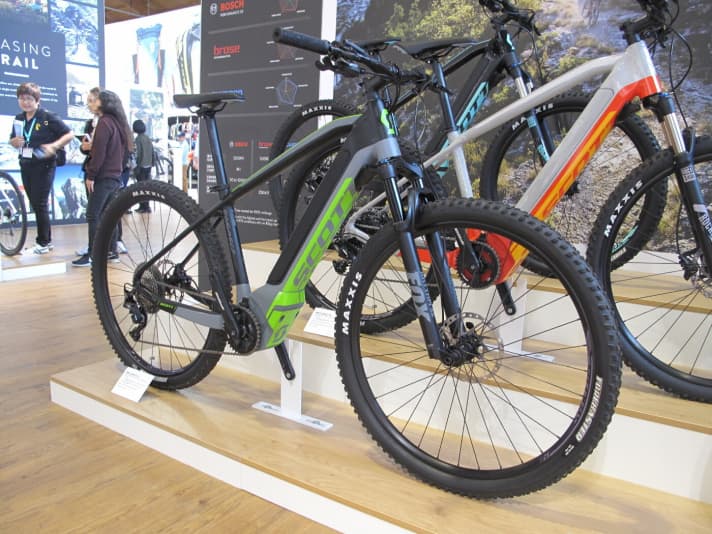  Scott hat mit dem E-Aspect ein neues Hardtail im Portfolio. Der neue Brose Drive S-Motor treibt das E-MTB an, die Laufradgröße passen die Schweizer an die Rahmengröße an: In S steht das Aspect in 27,5 Zoll beim Händler, in den Größen M, L und XL auf 29-Zöllern.