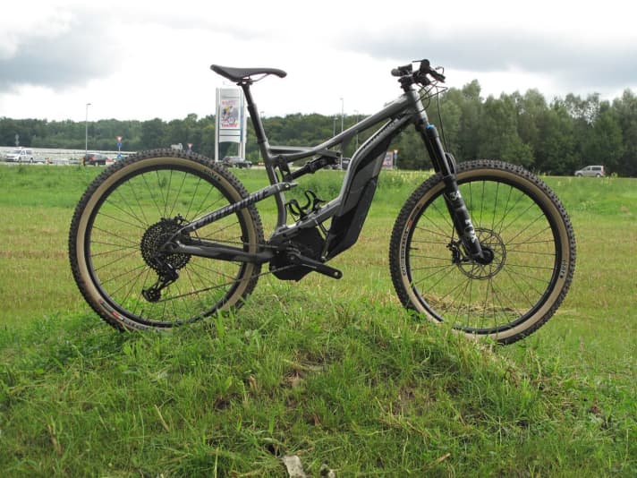   Cannondale bringt eine SE-Version für das Moterra: Mit 140er Gabel und solideren Reifen soll es mehr Reserven bieten als das "normale" Moterra.