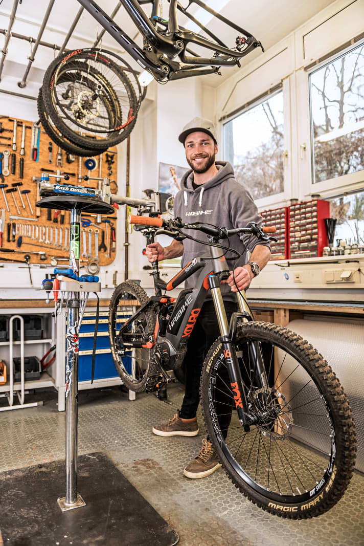   Profi-Biker Andi Wittmann zeigt, wie man in der Werkstatt einfach und schnell sein EMTB wieder in Form bringt.