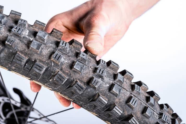    Profilschäden: Ein regelmäßiger Check der Reifen kann gröberes Ungemach verhindern. Angerissene Stollen können ganz abreißen und halb eingetriebene Dornen auf den Todesstoß lauern. Checken Sie deshalb die Karkasse Ihrer Reifen nach dem Ausritt.    