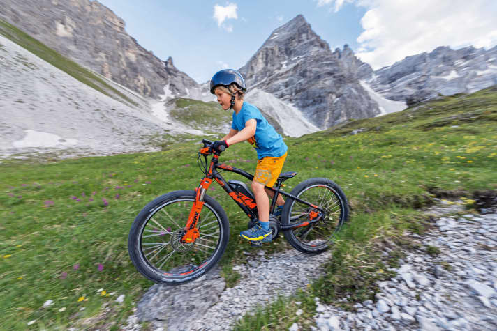   Max lässt es mit dem KTM Mini Me krachen, als ob er niemals etwas anderes gemacht hätte.  