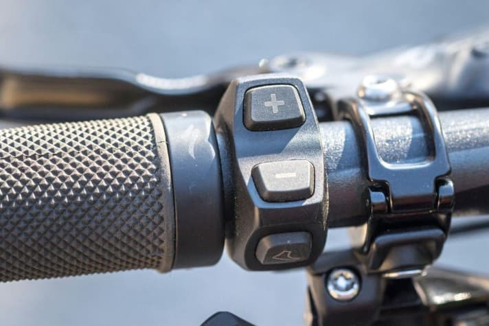   Specialized verzichtet komplett auf ein Display, die Bedienknöpfe sitzen top erreichbar direkt am Griff. Das bringt schlichte Mountainbike-Optik. Technik-Fans können auf einen optionalen Screen zurückgreifen oder verbinden ihr Smartphone mittels App.
