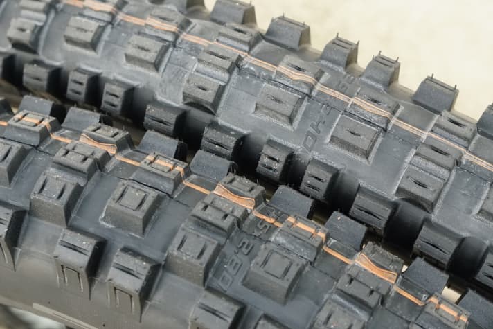   Das Profil des Eddy Current wird geprägt von den massiven Seitenstollen. Es gibt jeweils ein Profil für vorne (im Bild oben) und hinten (unten).