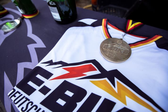   Premiere 2018: Medaillen und Meistertrikot für die schnellsten E-Mountainbiker des Landes.