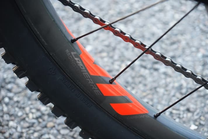   Die hauseigenen Carbon-Felgen sollen dem Lapierre E-Zesty helfen, das Zielgewicht von gut 16 Kilo zu erreichen.