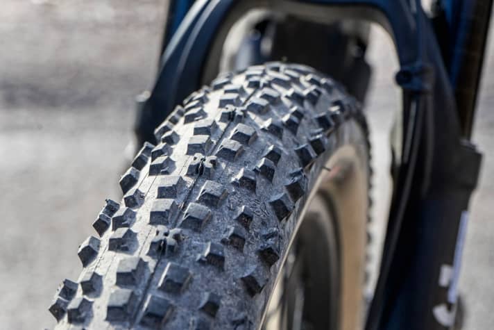   Gelungene Größe: Die Onza-Reifen in 2,85er-Breite fallen schmal aus und bieten damit einen guten Kompromiss aus Dämpfung, Grip und direktem Fahrgefühl. Das Profil fühlt sich auf hartem Boden wohl.