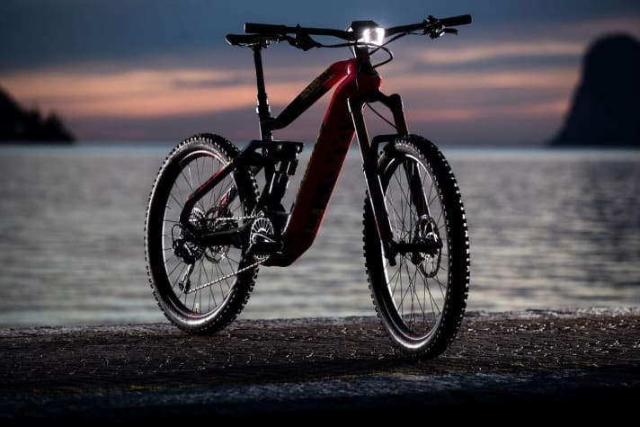   Der Frontscheinwerfer erhellt die Fahrbahn, das E-MTB mausert sich zum vollausgestatteten E-Fahrzeug.