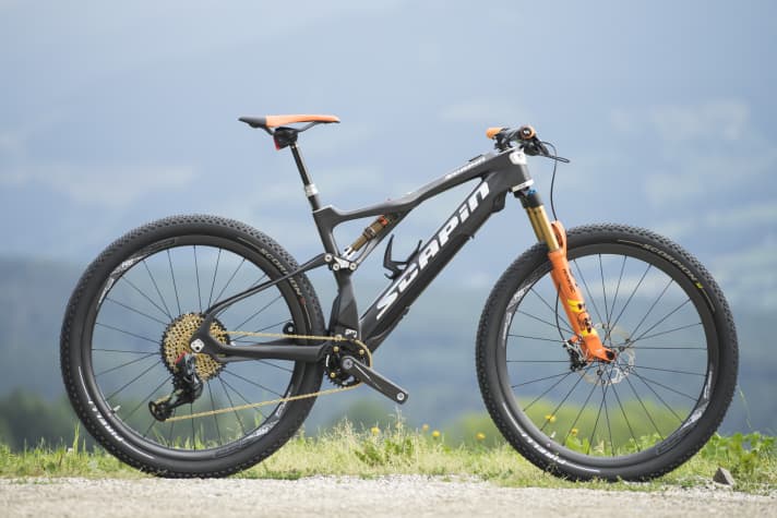   Das Scapin E-Bone XR kommt mit 29er-Carbonlaufrädern, 120 Millimetern Federweg und elektronischer Sram-Schaltung.