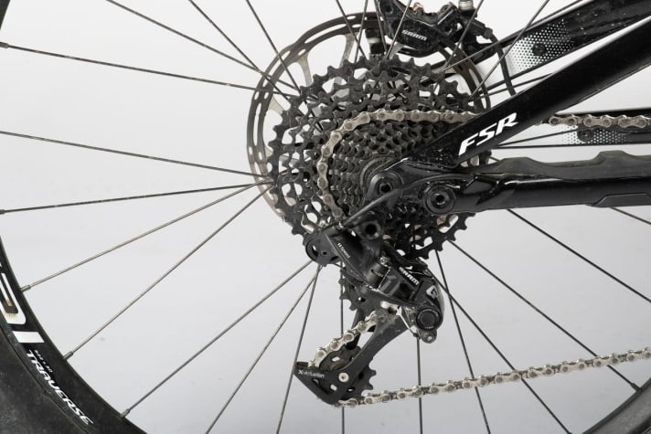   Mehr als elf Gänge braucht ein E-MTB nicht, sagen die Specialized-Entwickler. Also kommt beim Levo Srams 11fach-Schaltung zum Einsatz, das soll den Verschleiß minimieren.