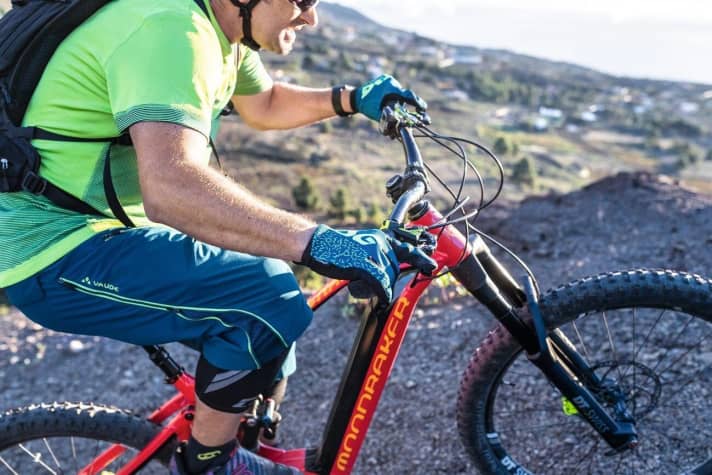 Beim E-MTB gilt das auch bergauf: Immer bremsbereit sein!