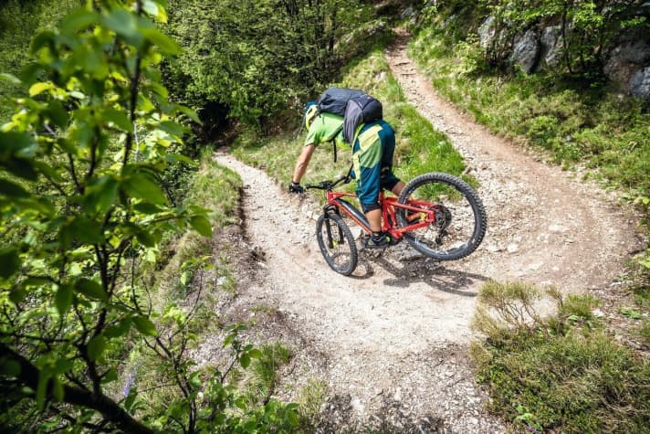   Enge Kehren: Auch beim E-MTB kann man das Hinterrad versetzen.
