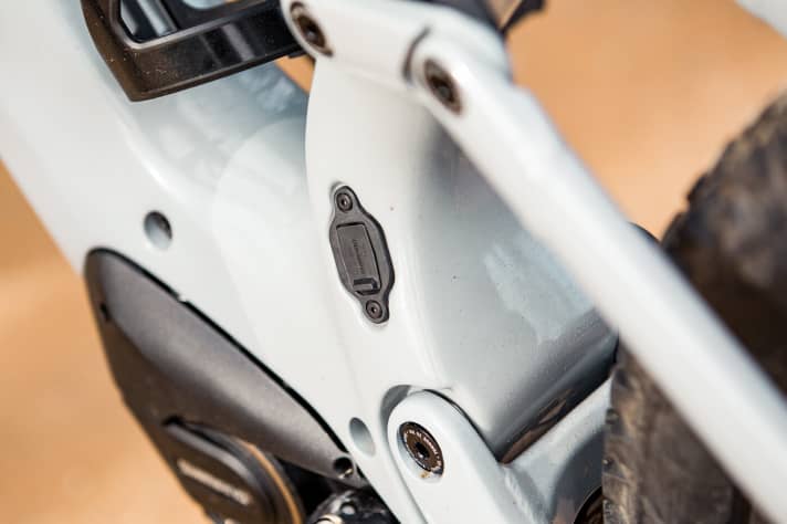   Die Ladebuchse für den Shimano-Akku befindet sich am unteren Ende des Sitzrohrs. Die Plastikabdeckung soll die Elektronik zuverlässig gegen Feuchtigkeit und Dreck schützen.