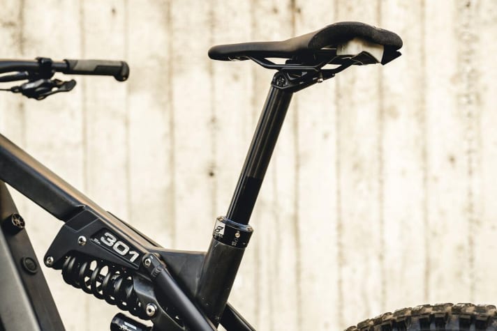   Liteville 301 CE - Voll integriert mit riesen Verstellbereich: Die Eightpins-Vario-Stütze verfügt über einen Verstellbereich von über 200 Millimetern und ist konstruktiver Bestandteil des Bikes. Durch den großen Versatz kommt das Sitzrohr weiter nach vorne und schafft Bauraum für den Hinterbau.
