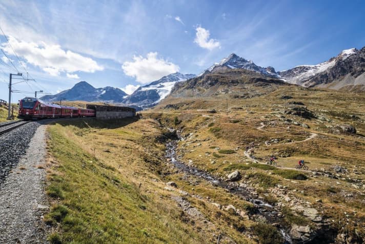   Eisenbahn-Idylle: Die Strecke des Bernina-Express’ gehört zum UNESCO-Welterbe. Noch kurvenreicher zeigen sich nur die Trails daneben.