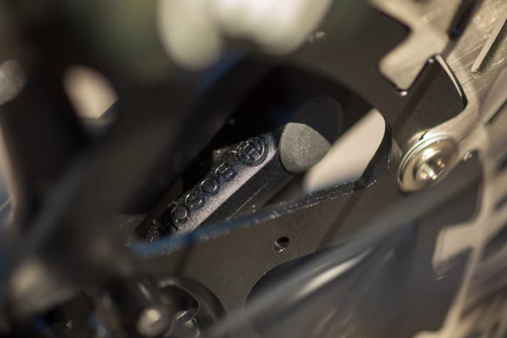   Durch den neuen Carbon-Hinterbau konnte Cube den Geschwindigkeitssensor für den Bosch-Motor ins Ausfallende integrieren.