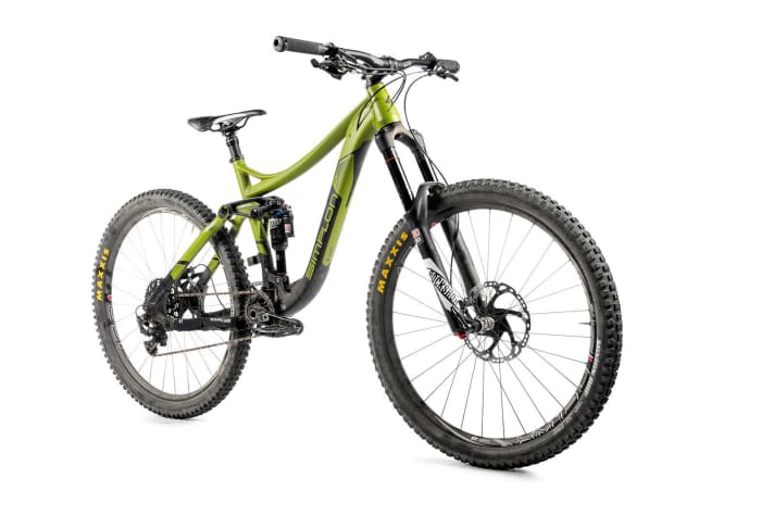   Simplon Kuro 275 Alu: 2016 spendierte Simplon seinem Carbon-Kuro einen Kollegen aus Alu, allerdings mit einer veränderten Geometrie.    