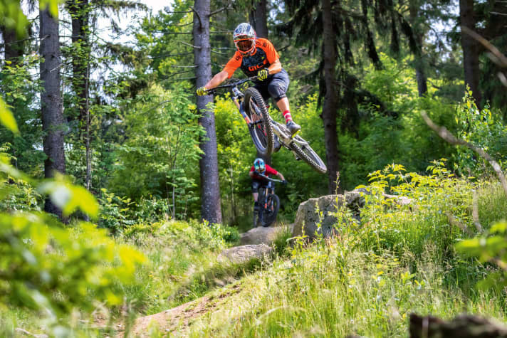   Im Grenzbereich: YT jagt Liteville über die Downhill-Strecke im Bikepark Geißkopf. Wird’s richtig ruppig, heißt die Devise: gut festhalten. Trotz üppigem Federweg erreichen die Freerider nicht ganz den Komfort eines Bigbikes.