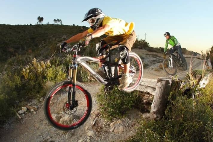   Multiple Tasking: Ob Trailride, Tour oder Bikepark – die 2011er-Superenduros scheinen zu jeder Schandtat bereit. Wir testeten die neue Bike-Klasse im Trail- Paradies Finale Ligure.