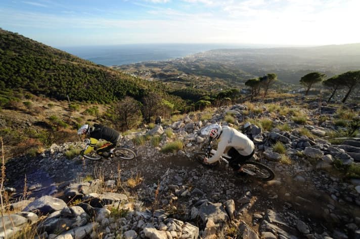   Daheim: kalt, nass, dunkel. Dort: Sonne, Strand und Supertrails. Im März scheint die spanische Sonne 220 Stunden lang auf Malaga. Also: Daunenjacke in den Schrank, Shorts & T-Shirt in den Koffer und ab in die Sonne.