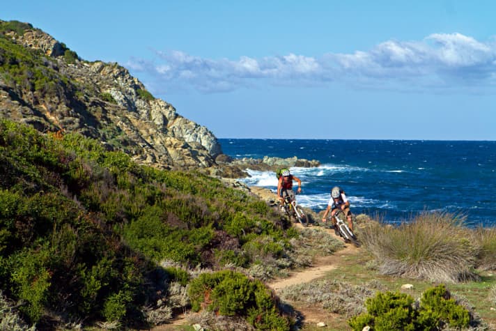 Wellenreiter: Der Sentier littoral wellt sich entlang der Küste von St. Florent nach Île Rousse, vorbei an abgelegenen weißen Traumstränden. Ein zweitägiges Auf und Ab mit Sonne auf der Haut und Meersalz in der Nase. | e.