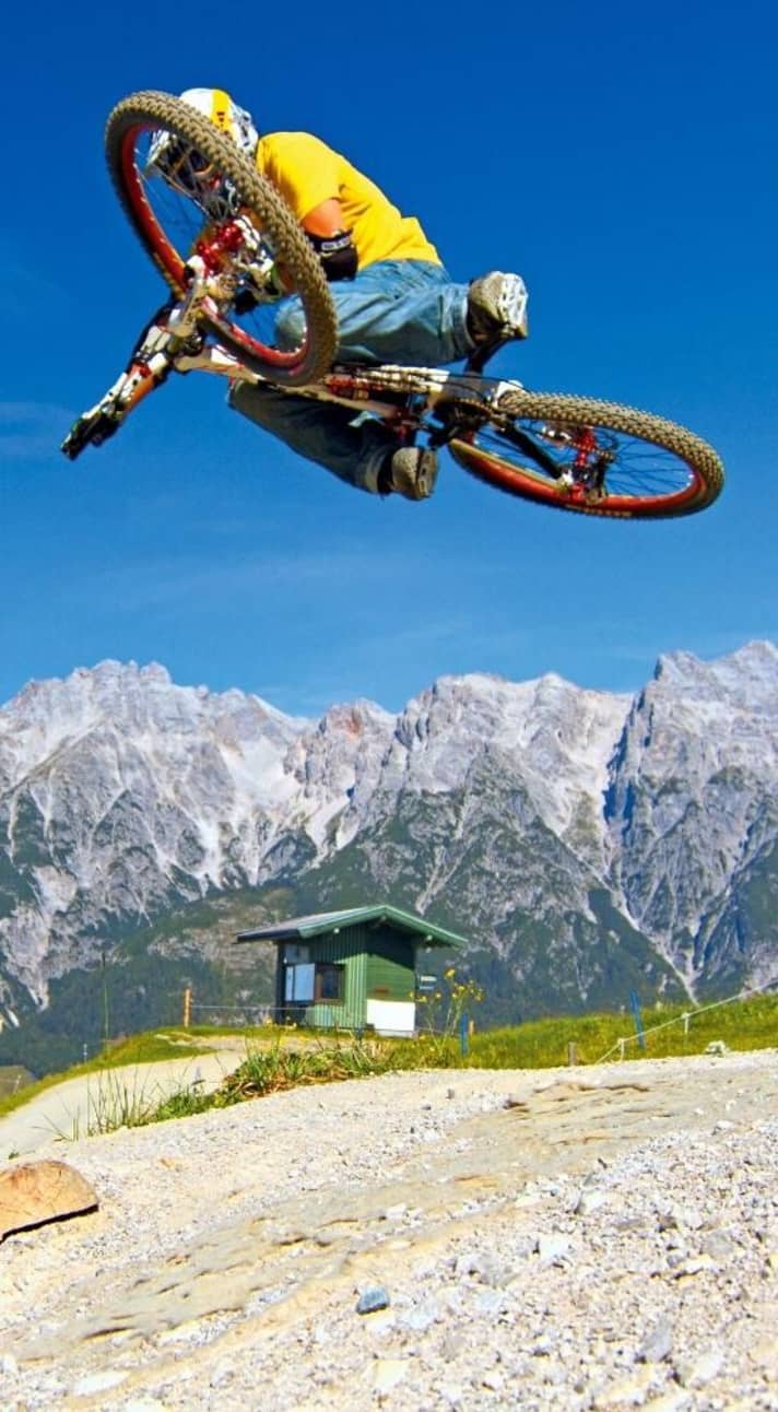      Der "Flying Gangster" garantiert Lufteinlagen, wie FREERIDE-Chef-Tester Chris Schleker hier demonstriert. Das ist nicht nur was für Könner, sondern dank gut dimensionierter Table-Jumps auch für Sprung-Novizen. 