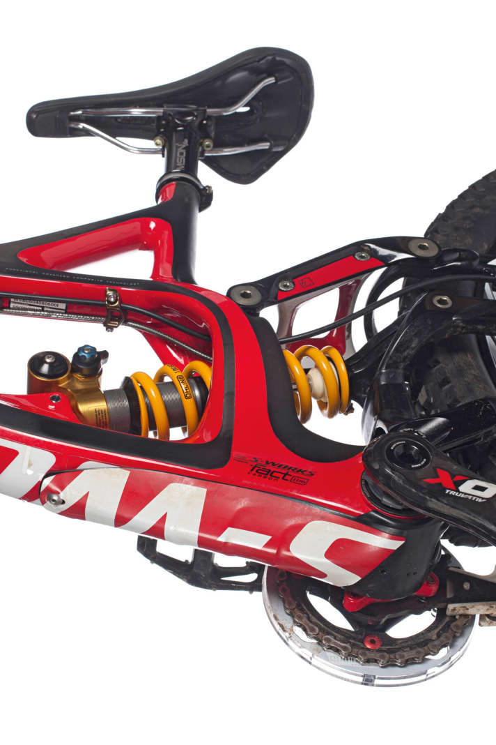   Moto-Einfluss: Erstmalig verbauen die Amis einen Öhlins-Dämpfer. Die 388er-Serienfeder funktionierte gut, die härtere 434er-Feder noch besser. Gut: der Steinschlagschutz am Unterrohr.